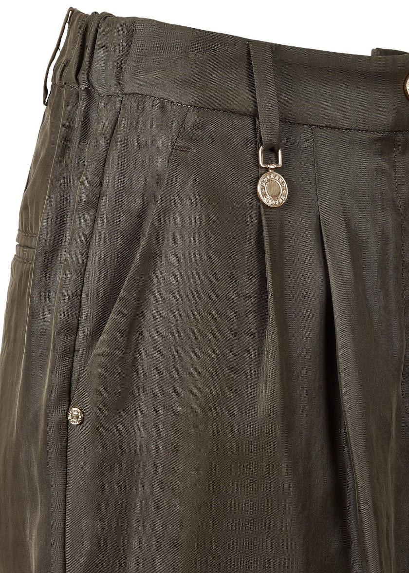 front pocket detail of womens khaki shorts with double front pleats and turned up hem with two open front pockets and centre front zip fly fastening and a gold button