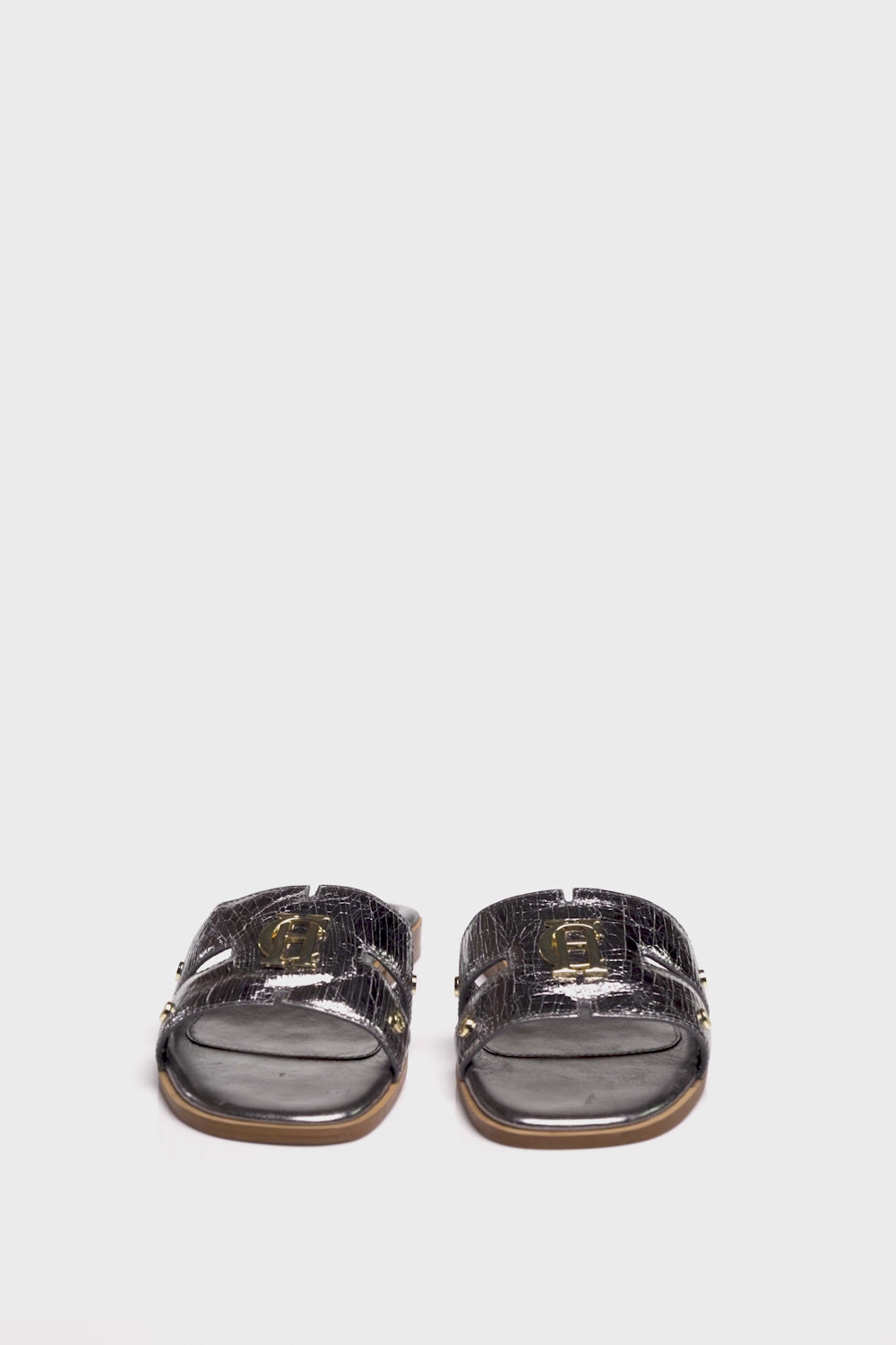 360 video of Silver leather sliders with crackled effect and a tan leather sole and gold hardware